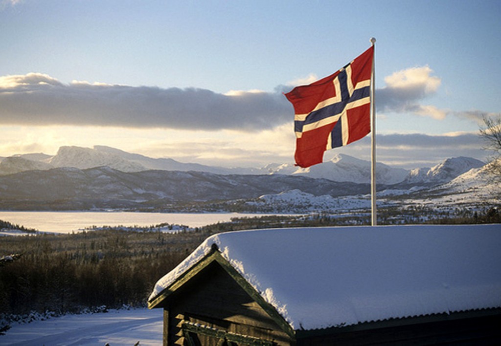 Включи норвегию. Курт штаге Норвегия. Рене ресалнд Норвегия. Флаг Норвегии и горы. Флагшток в Норвегии.
