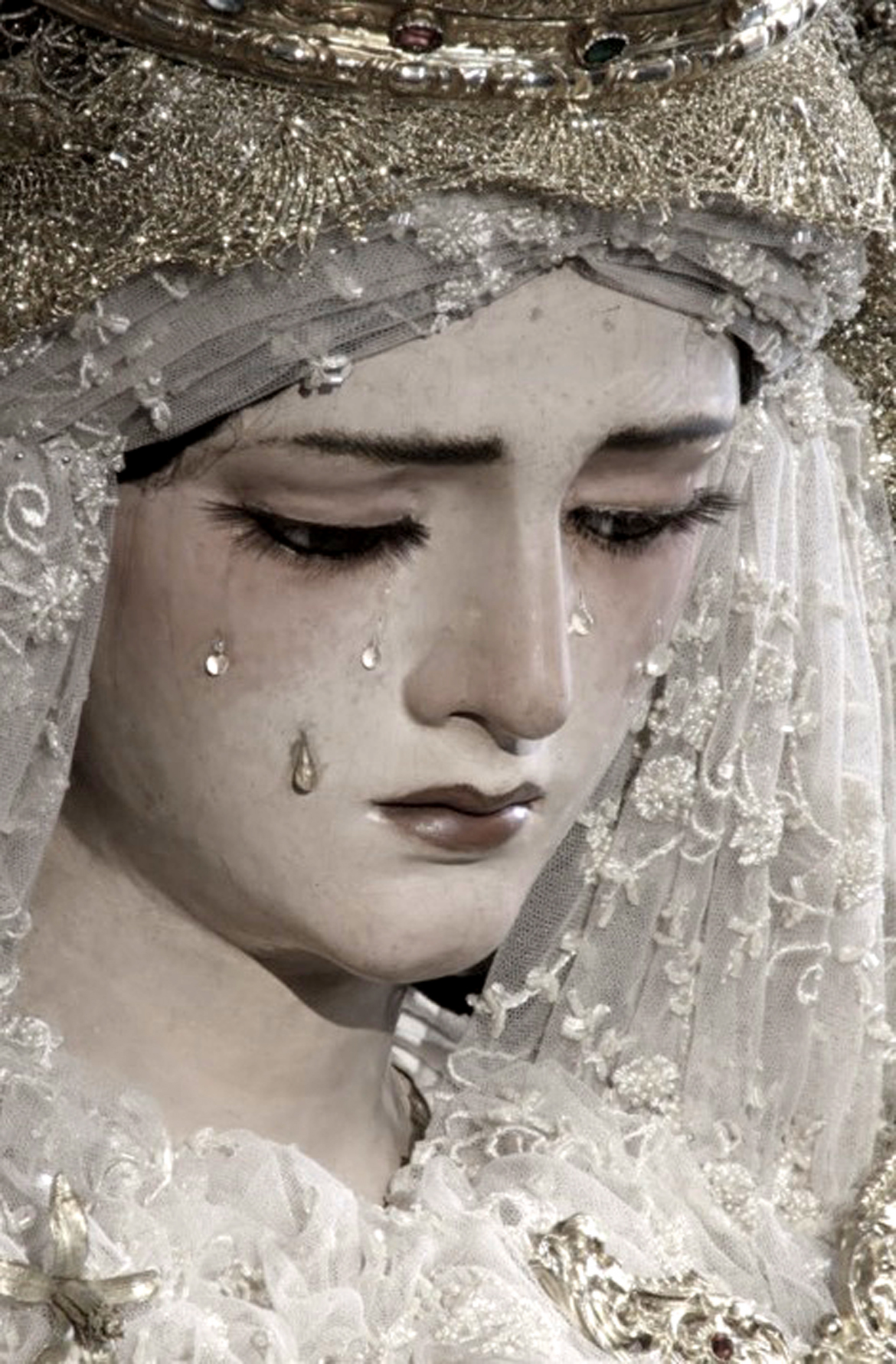 Плачь божией матери. Статуя Девы Марии Эстетика. Плачущие статуи Девы Марии.