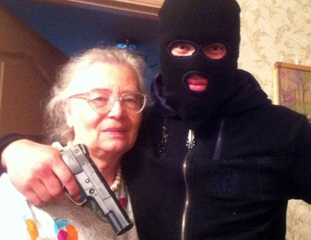 Страшные бандиты. Опасный бандит. Бабушка бандит. Бабка в Балаклаве.