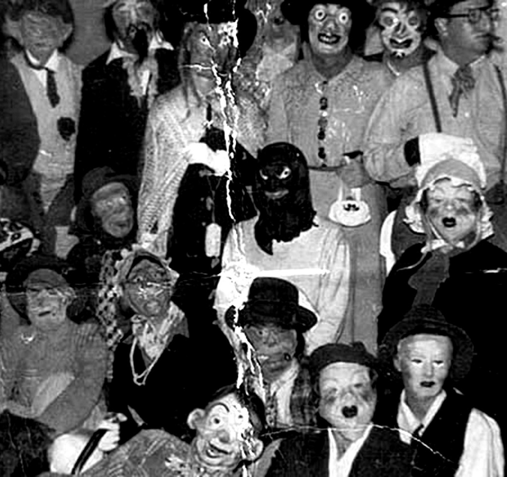 58-Vintage-Halloween-Group-Photo-779578