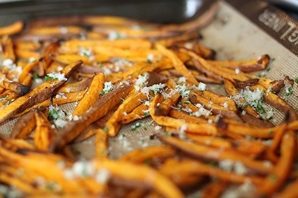 sweet-potatoe-fries-with-garlic