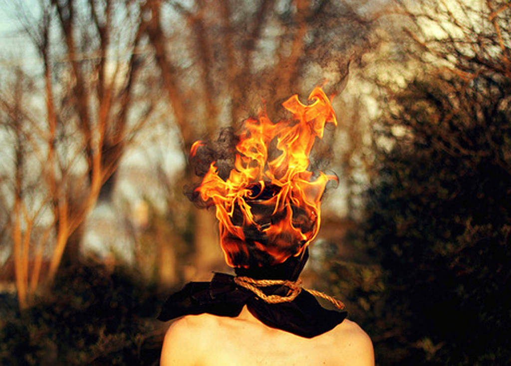 Горел затылок. Человек в огне Эстетика. Огонь на голове. Огонь вместо головы. Огонь внутри меня.