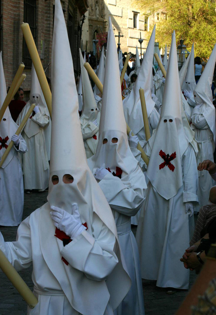 -_what_you_may_think_-_these_are_nazarenos_(hooded_penitents)_in_the_Holy_Week_parade_in_Granada_(IMG_5519a)