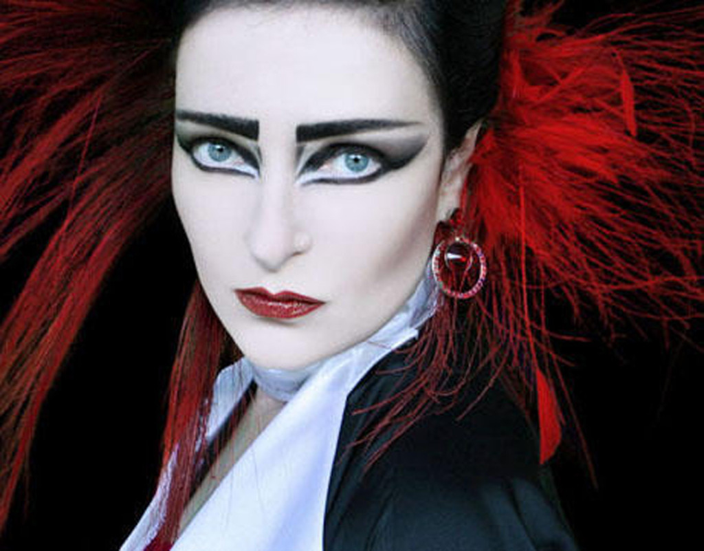 =Siouxsie-with-red-feathers-siouxsie-and-the-banshees-3376516-461-361