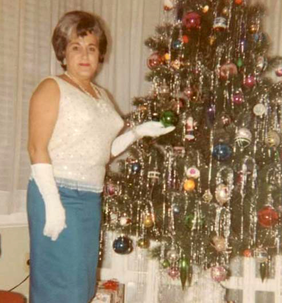vintage-family-christmas-tree-white-gloves