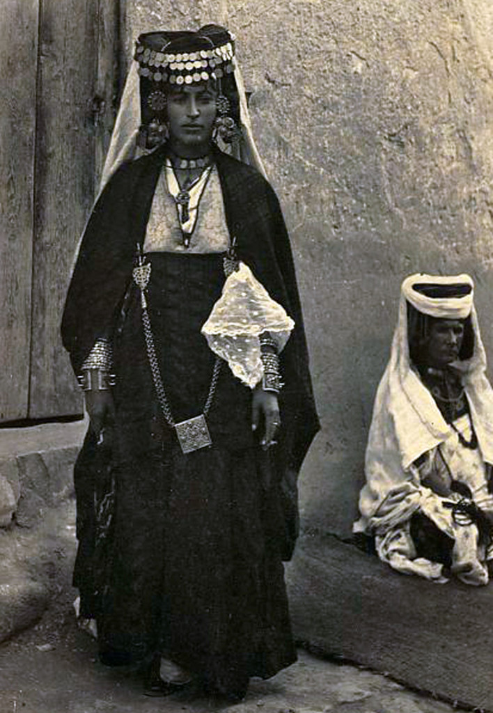 9borate_headress_bracelets_and_other_jewelry_on_the_road_to_ouled_nails._biskra_algeria._1860-1890