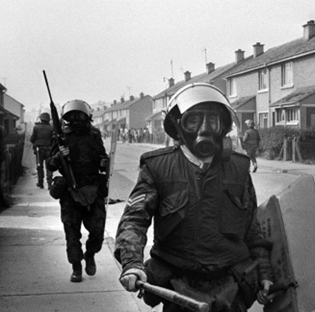 154549000-british-army-soldiers-patrol-29-august-1971-gettyimages