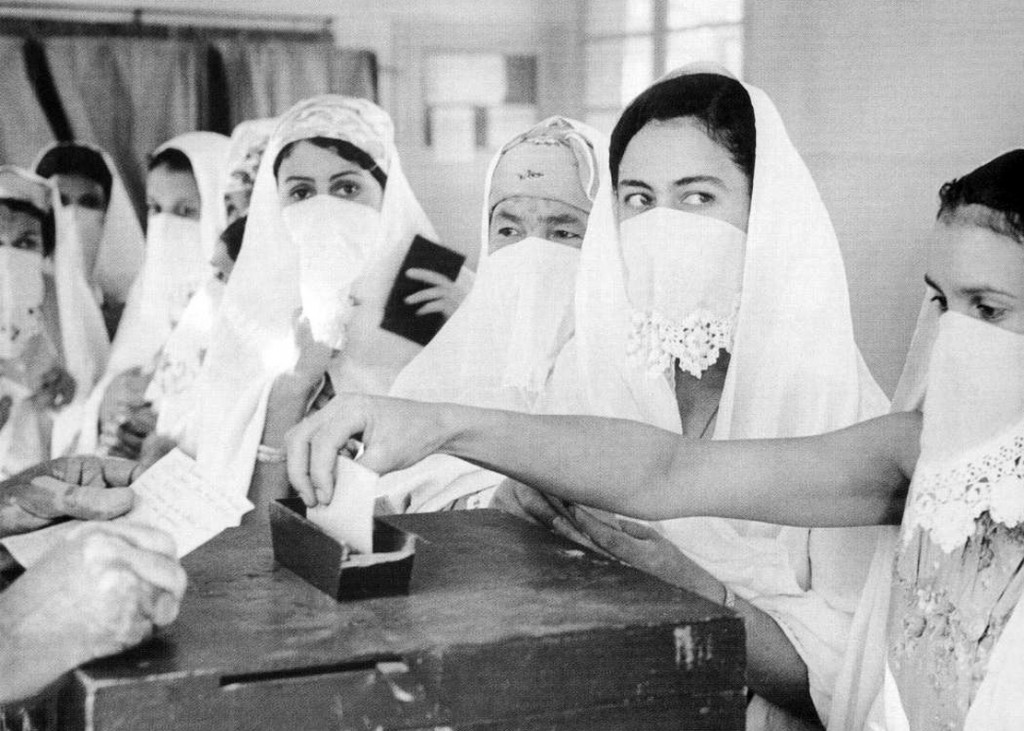 Algerian-women-voting_1962