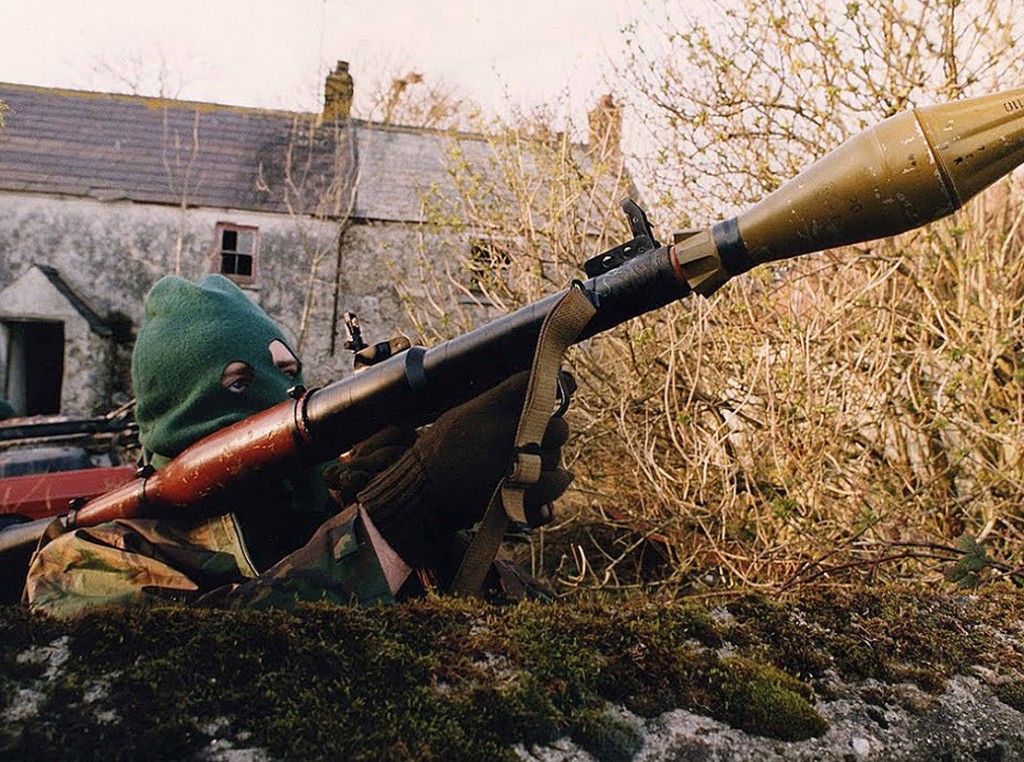 ira-volunteer-of-the-irish-republican-army-armed-with-an-rpg-7-rocket-launcher-british-occupied-north-of-ireland-1994