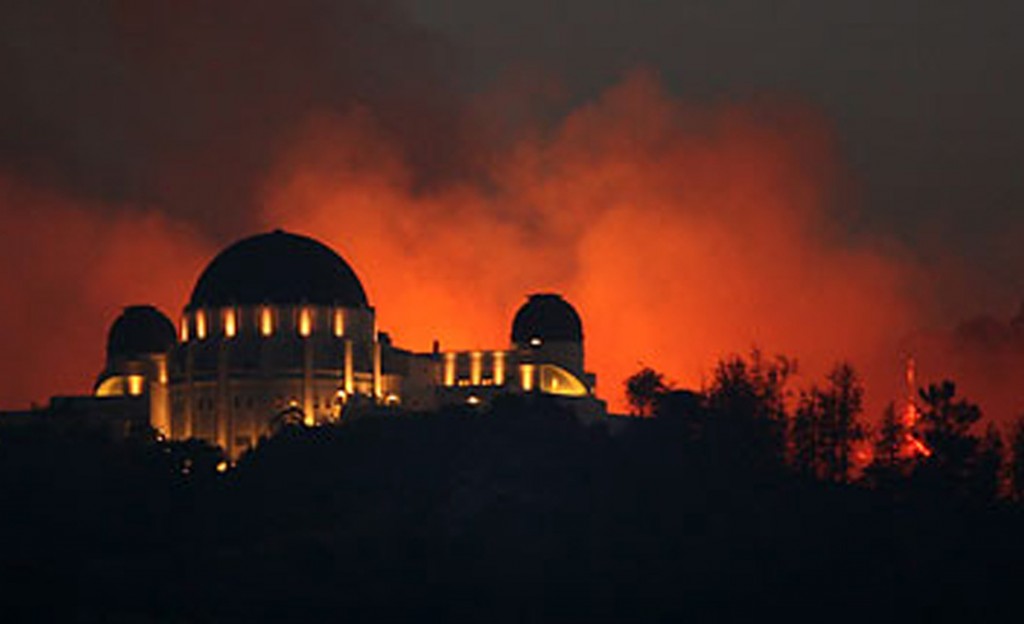 05/09/07 - LOS ANGELES, CALIF: Predawn view of flames flaring near Griffith Park Observatory  on the second day of a wildfire in Griffith Park that has burned some 600 acres.  PHOTOGRAPH BY MONICA ALMEIDA/THE NEW YORK TIMES